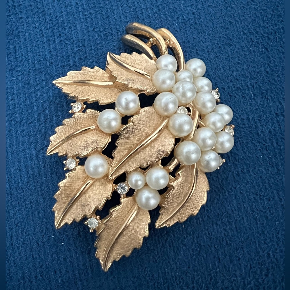 Vintage Crown Trifari Gold Tone Rhinestone Faux Pearl Leaf Brooch